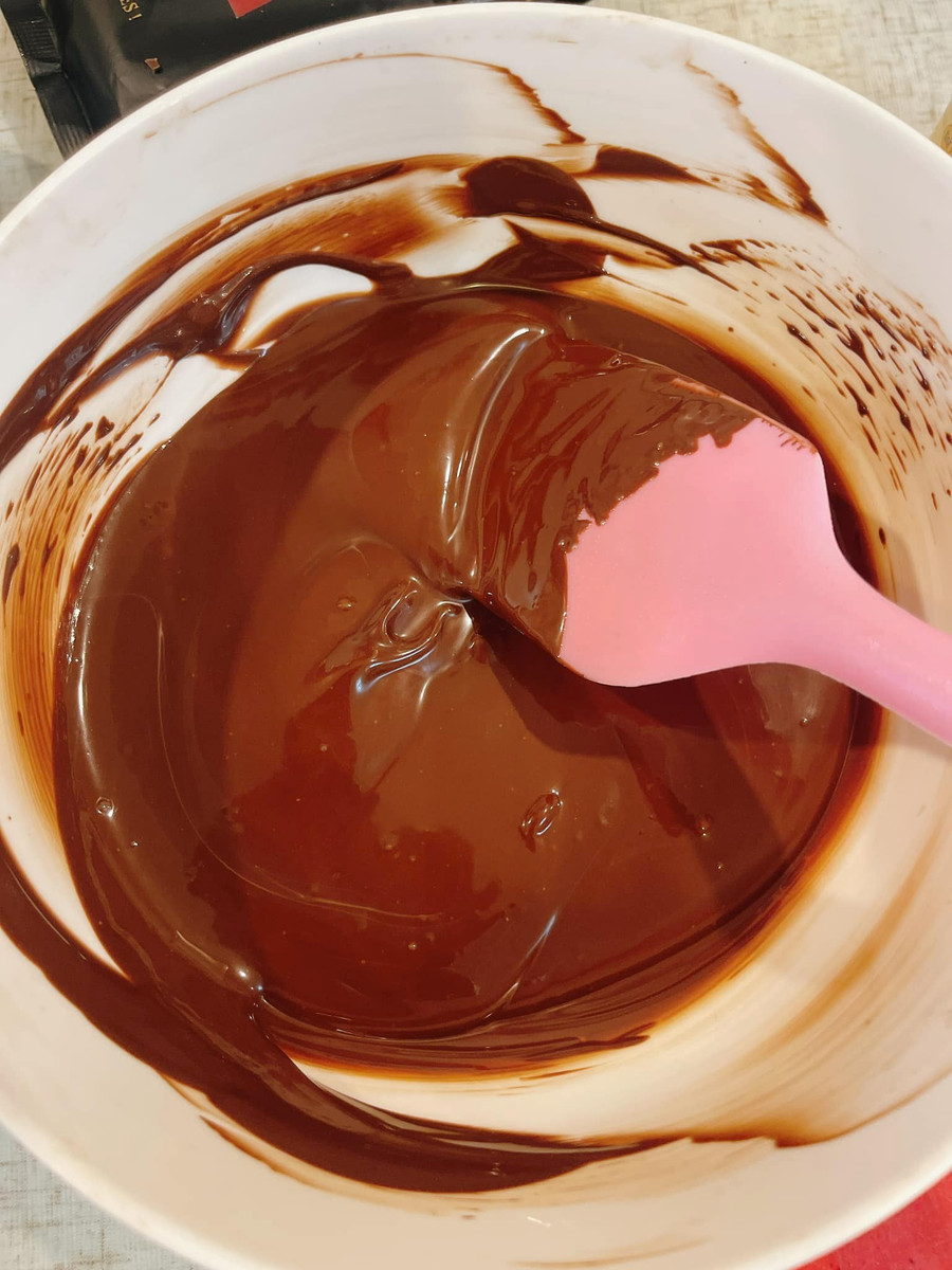 Socola sau khi thái nhỏ mình để lên bát nước sôi và khuấy đều cho tan hoàn toàn. Socola sau khi thái nhỏ mình để lên bát nước sôi và khuấy đều cho tan hoàn toàn.