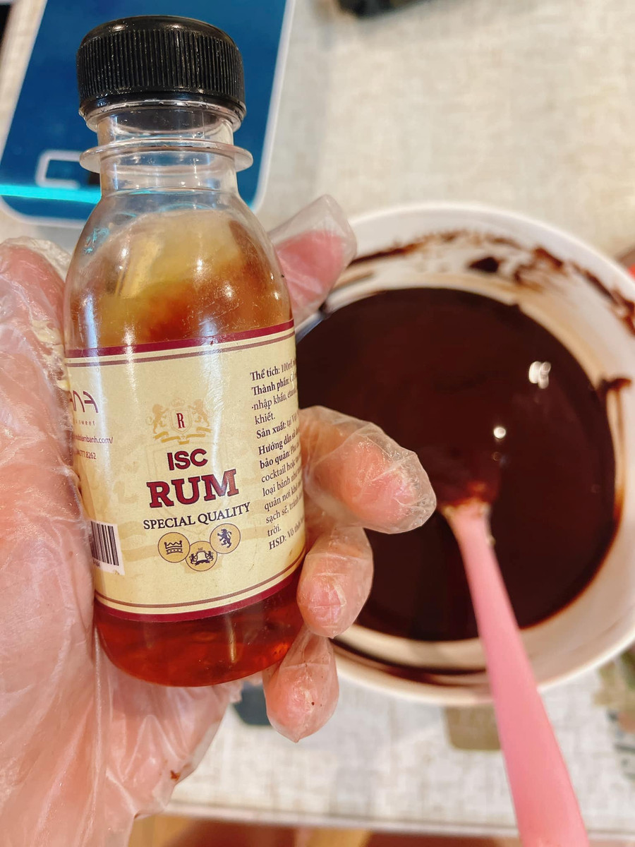 Cho bơ và socola khuấy đều cho bơ tan, sau đó thêm thìa cà phê rượu rum. Cho bơ và socola khuấy đều cho bơ tan, sau đó thêm thìa cà phê rượu rum.