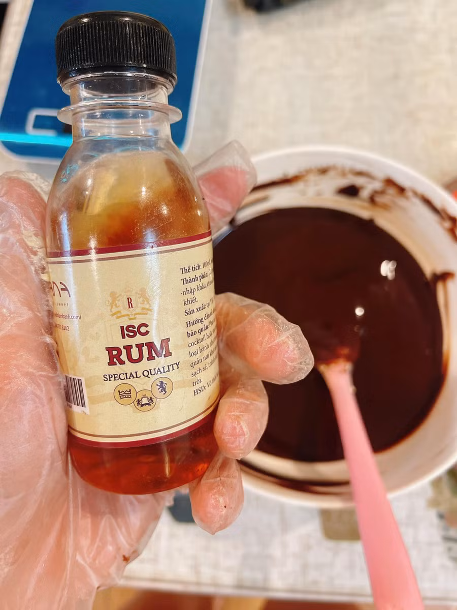 Cho bơ và socola khuấy đều cho bơ tan, sau đó thêm thìa cà phê rượu rum.