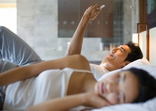 Phát điên vì chiếc điện thoại bí ẩn của chồng hình ảnh 1 phat dien vi chiec dien thoai bi an cua chong hinh anh 1