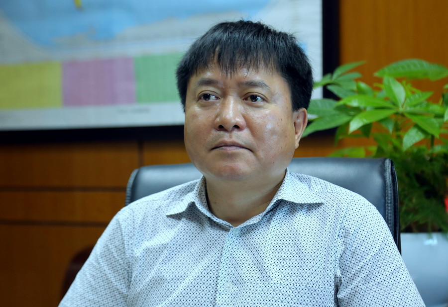 Để tránh mua phải sách in lậu, sách kém chất lượng, ông Lê Hoàng Hải khuyến cáo: “Phụ huynh, giáo viên và học sinh nên mua SGK, STK và sách bổ trợ của NXBGDVN tại cửa hàng của các Công ty CP Sách và Thiết bị trường học tại các tỉnh trong cả nước, mua tại cửa hàng thuộc hệ thống đối tác của NXBGDVN, tránh mua sách trôi nổi của các đại lý nhỏ trên thị trường”. Ông Lê Hoàng Hải - Phó Tổng Giám đốc NXBGDVN Để tránh mua phải sách in lậu, sách kém chất lượng, ông Lê Hoàng Hải khuyến cáo: “Phụ huynh, giáo viên và học sinh nên mua SGK, STK và sách bổ trợ của NXBGDVN tại cửa hàng của các Công ty CP Sách và Thiết bị trường học tại các tỉnh trong cả nước, mua tại cửa hàng thuộc hệ thống đối tác của NXBGDVN, tránh mua sách trôi nổi của các đại lý nhỏ trên thị trường”. Ông Lê Hoàng Hải - Phó Tổng Giám đốc NXBGDVN