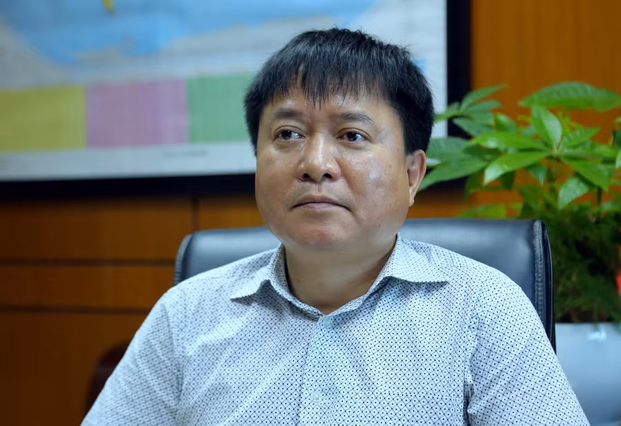 Để tránh mua phải sách in lậu, sách kém chất lượng, ông Lê Hoàng Hải khuyến cáo: “Phụ huynh, giáo viên và học sinh nên mua SGK, STK và sách bổ trợ của NXBGDVN tại cửa hàng của các Công ty CP Sách và Thiết bị trường học tại các tỉnh trong cả nước, mua tại cửa hàng thuộc hệ thống đối tác của NXBGDVN, tránh mua sách trôi nổi của các đại lý nhỏ trên thị trường”. Ông Lê Hoàng Hải - Phó Tổng Giám đốc NXBGDVN