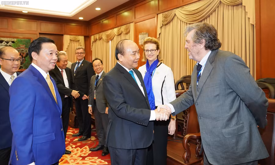 Thủ tướng Nguyễn Xuân Phúc gặp các đại biểu tham dự hội nghị. Ảnh: VGP/Quang Hiếu