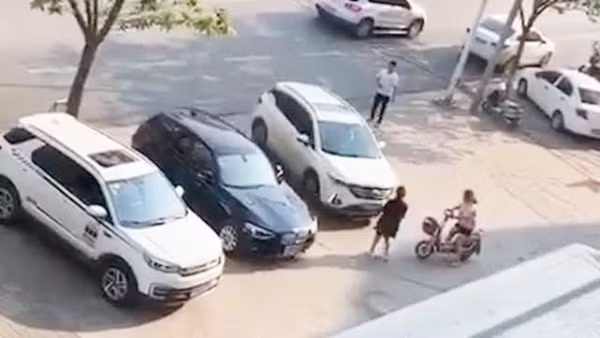 Hình ảnh người chồng lái xe đâm vợ sau khi làm thủ tục ly hôn khiến cộng đồng mạng phẫn nộ-1