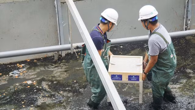 Xem màn trình diễn biến bùn thành CO2 và nước trên sông Tô Lịch - 9