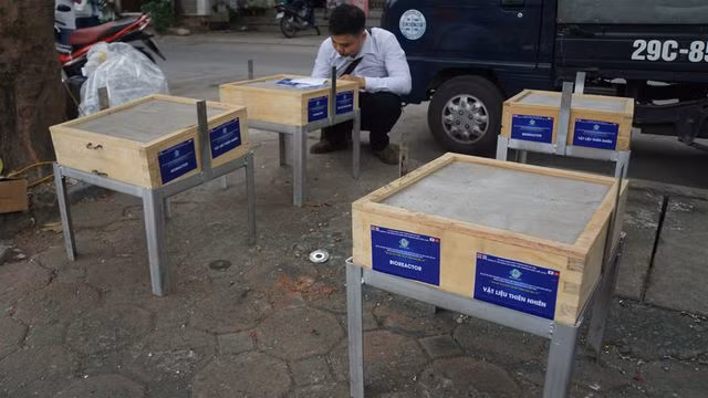 Xem màn trình diễn biến bùn thành CO2 và nước trên sông Tô Lịch - 8