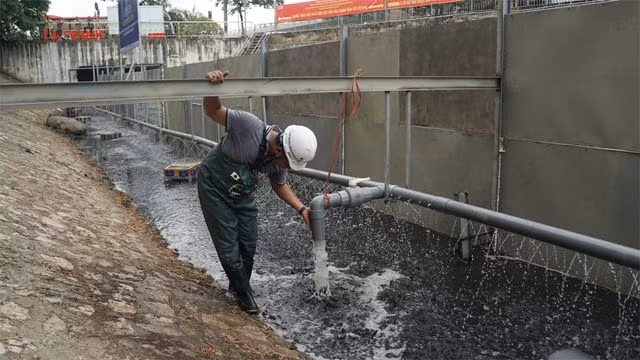 Xem màn trình diễn biến bùn thành CO2 và nước trên sông Tô Lịch - 14