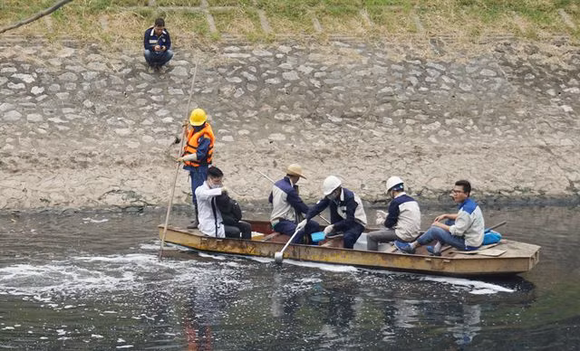 Xem màn trình diễn biến bùn thành CO2 và nước trên sông Tô Lịch - 18