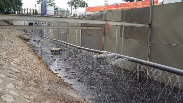 Xem màn trình diễn biến bùn thành CO2 và nước trên sông Tô Lịch - 16