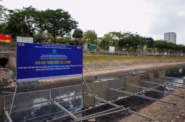 Xem màn trình diễn biến bùn thành CO2 và nước trên sông Tô Lịch - 5