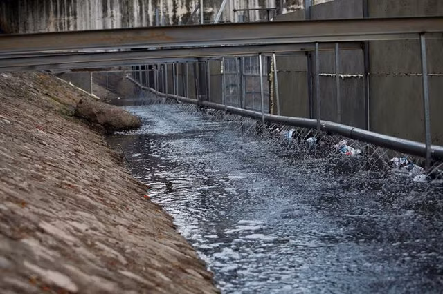 Xem màn trình diễn biến bùn thành CO2 và nước trên sông Tô Lịch - 13