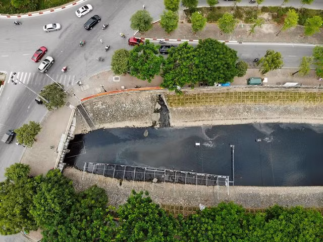 Xem màn trình diễn biến bùn thành CO2 và nước trên sông Tô Lịch - 1