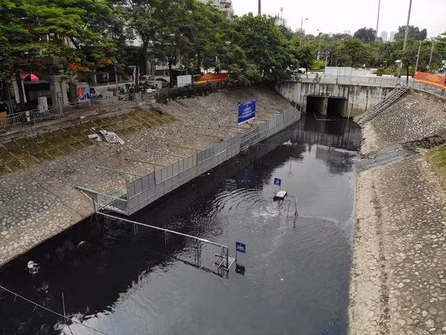 Xem màn trình diễn biến bùn thành CO2 và nước trên sông Tô Lịch - 2