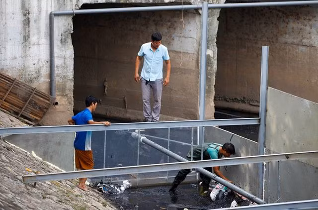 Xem màn trình diễn biến bùn thành CO2 và nước trên sông Tô Lịch - 7