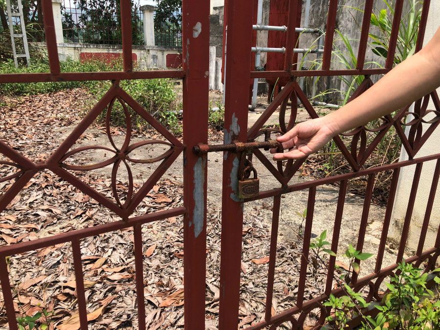 Ổ khoá hoen rỉ tại cửa của khu công trình nước sạch. Ảnh: TG