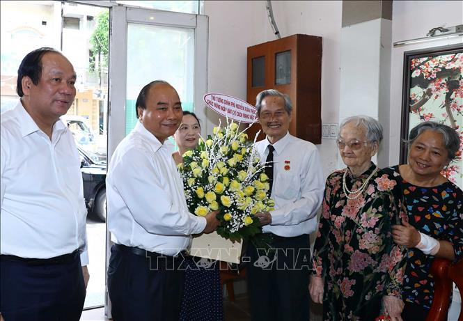 Thủ tướng thăm, chúc mừng các nhà báo lão thành tại TP Hồ Chí Minh ảnh 3 Chú thích ảnh