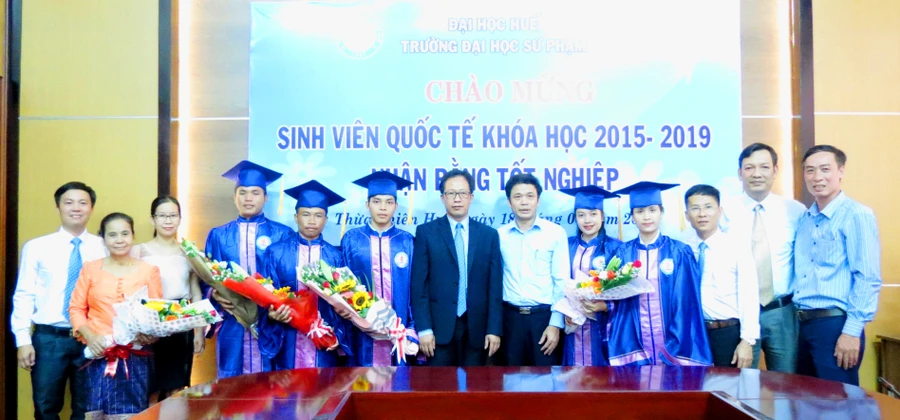 PGS.TS Lê Anh Phương – Hiệu trưởng Trường Đại học sư phạm Huế cùng lãnh đạo nhà trường chụp hình lưu niệm với các bạn sinh viên quốc tế 