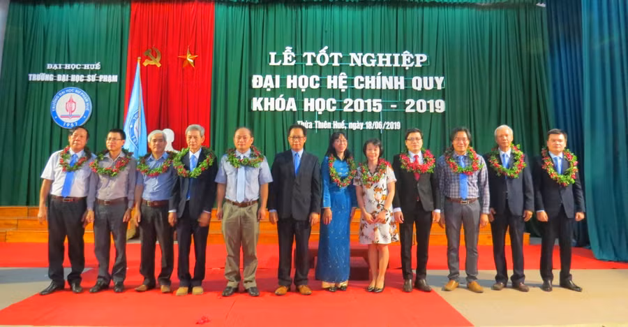 PGS.TS Lê Anh Phương – Hiệu trưởng Trường Đại học sư phạm Huế thay mặt BGH nhà trường tặng lãng hoa tươi thắm tri ân các thầy cô giáo đã giảng dạy các em