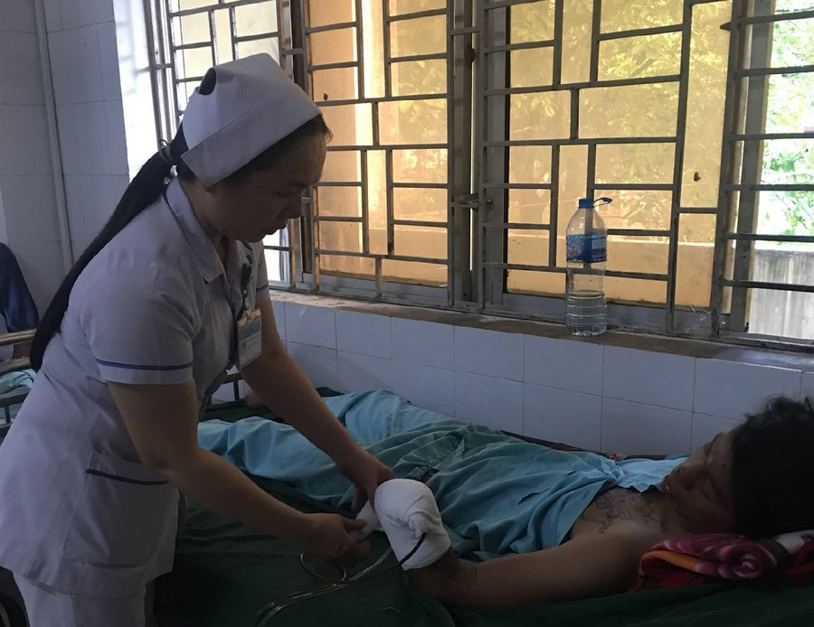 Bệnh nhân bị dập nát bàn tay do điện thoại phát nổ trong lúc sạc pin. Dùng điện thoại khi sạc, nam thanh niên ở Đồng Nai bị nổ nát bàn tay