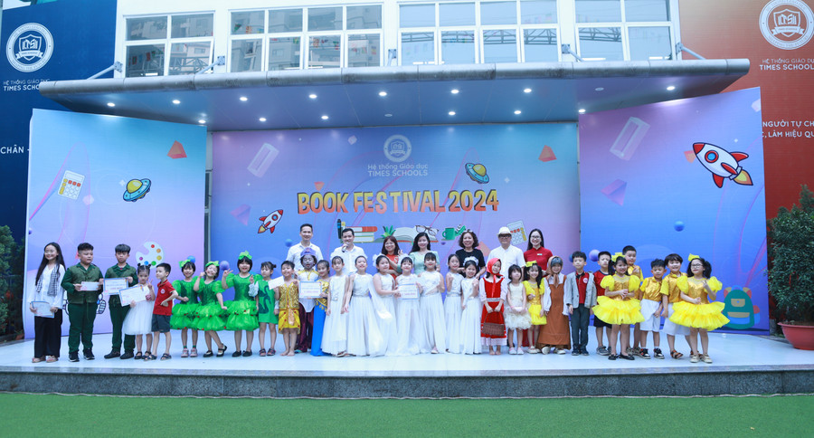 Các thầy cô và đại biểu chụp ảnh cùng các em học sinh cuối chương trình. Các thầy cô và đại biểu chụp ảnh cùng các em học sinh cuối chương trình.