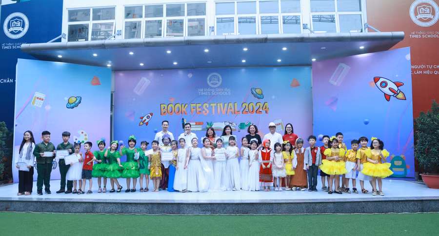 Các thầy cô và đại biểu chụp ảnh cùng các em học sinh cuối chương trình.