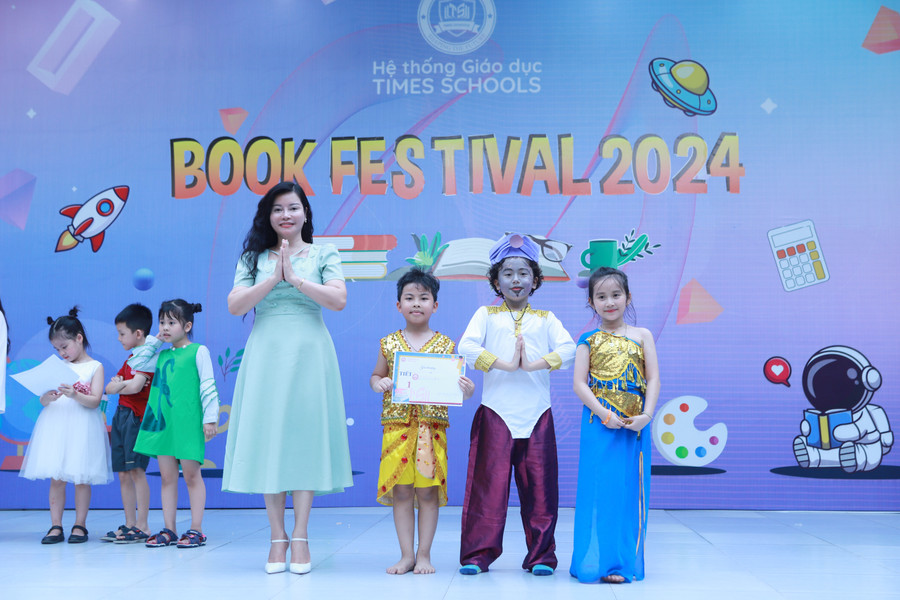 Cô Nguyễn Thu Hà - Phó Chủ tịch HĐQT nhà trường trao giải Ấn tượng cho khối 3. Cô Nguyễn Thu Hà - Phó Chủ tịch HĐQT nhà trường trao giải Ấn tượng cho khối 3.