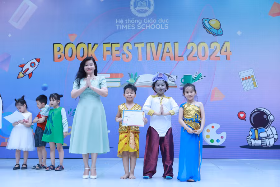 Cô Nguyễn Thu Hà - Phó Chủ tịch HĐQT nhà trường trao giải Ấn tượng cho khối 3.