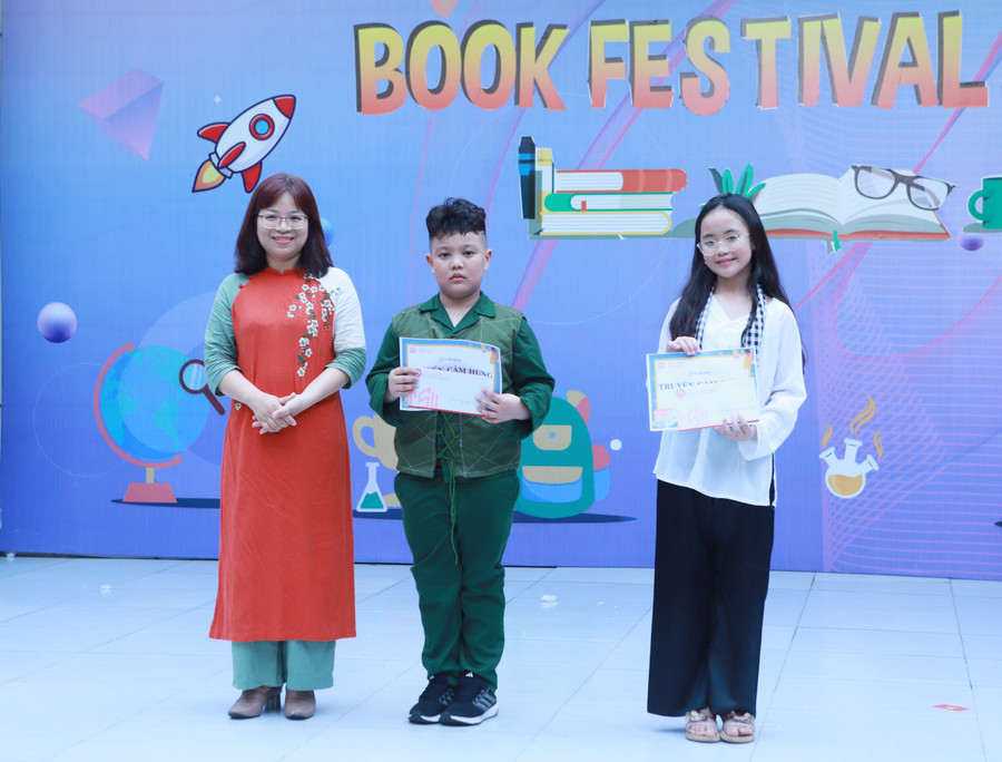 TS Nguyễn Ngọc Minh trao giải Truyền cảm hứng cho Khối 4, 5. TS Nguyễn Ngọc Minh trao giải Truyền cảm hứng cho Khối 4, 5.