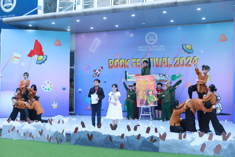 Tác phẩm "Tuổi thơ dữ dội" của tác giả Phùng Quán được các em học sinh khối 5 tái hiện qua hoạt cảnh. Tác phẩm "Tuổi thơ dữ dội" của tác giả Phùng Quán được các em học sinh khối 5 tái hiện qua hoạt cảnh.