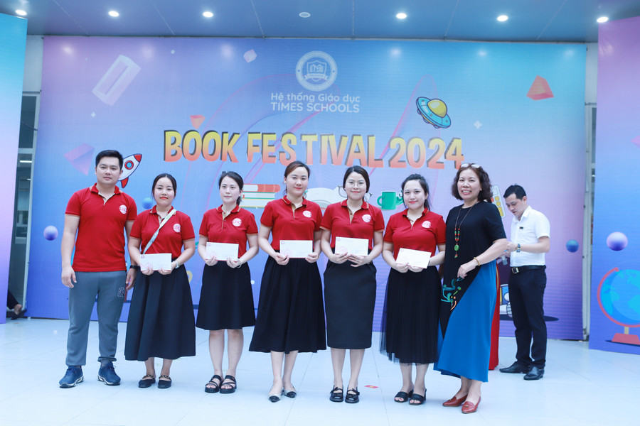 Đại diện Công đoàn nhà trường tặng quà cho đại diện cả 5 đội thi. Đại diện Công đoàn nhà trường tặng quà cho đại diện cả 5 đội thi.