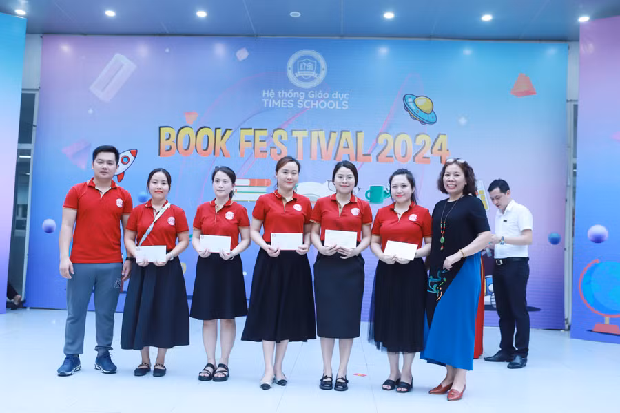 Đại diện Công đoàn nhà trường tặng quà cho đại diện cả 5 đội thi.