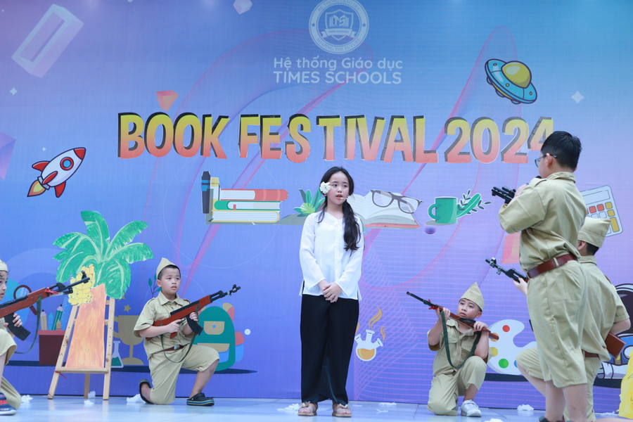 Hình tượng và sự hi sinh anh dũng của chị Võ Thị Sáu được học sinh khối 4 thể hiện chân thực. Hình tượng và sự hi sinh anh dũng của chị Võ Thị Sáu được học sinh khối 4 thể hiện chân thực.