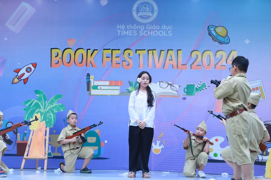 Hình tượng và sự hi sinh anh dũng của chị Võ Thị Sáu được học sinh khối 4 thể hiện chân thực.