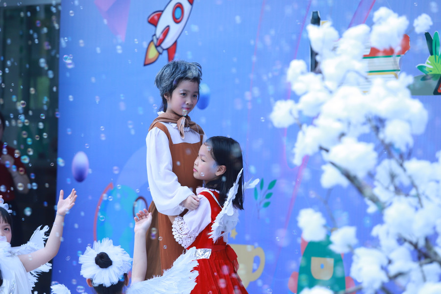 Màn hoạt cảnh tái hiện câu chuyện về "Cô bé bán diêm" được học sinh khối 2 tái hiện đầy xúc động. Màn hoạt cảnh tái hiện câu chuyện về "Cô bé bán diêm" được học sinh khối 2 tái hiện đầy xúc động.