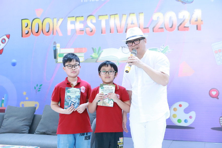 Học sinh đặt câu hỏi giao lưu với hai diễn giả tại chương trình. Học sinh đặt câu hỏi giao lưu với hai diễn giả tại chương trình.