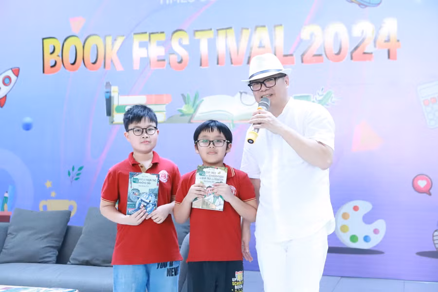 Học sinh đặt câu hỏi giao lưu với hai diễn giả tại chương trình.