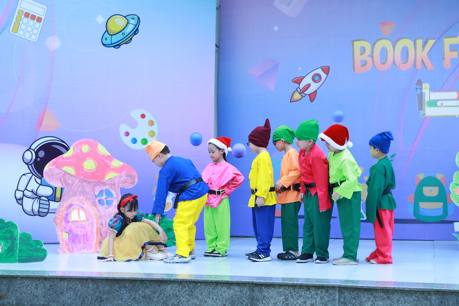 Phần thi của đội Khối 1 về nhân vật Nàng Bạch Tuyết và bảy chú lùn. Phần thi của đội Khối 1 về nhân vật Nàng Bạch Tuyết và bảy chú lùn.