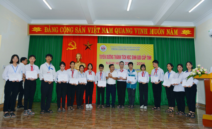 Lãnh đạo Phòng GD&ĐT huyện Hải Hậu tặng quà, động viên các em học sinh xuất sắc. Lãnh đạo Phòng GD&ĐT huyện Hải Hậu tặng quà, động viên các em học sinh xuất sắc.