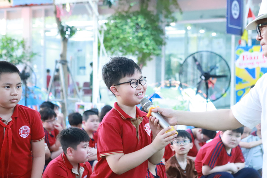 Học sinh đặt câu hỏi giao lưu với hai diễn giả tại chương trình. Học sinh đặt câu hỏi giao lưu với hai diễn giả tại chương trình.