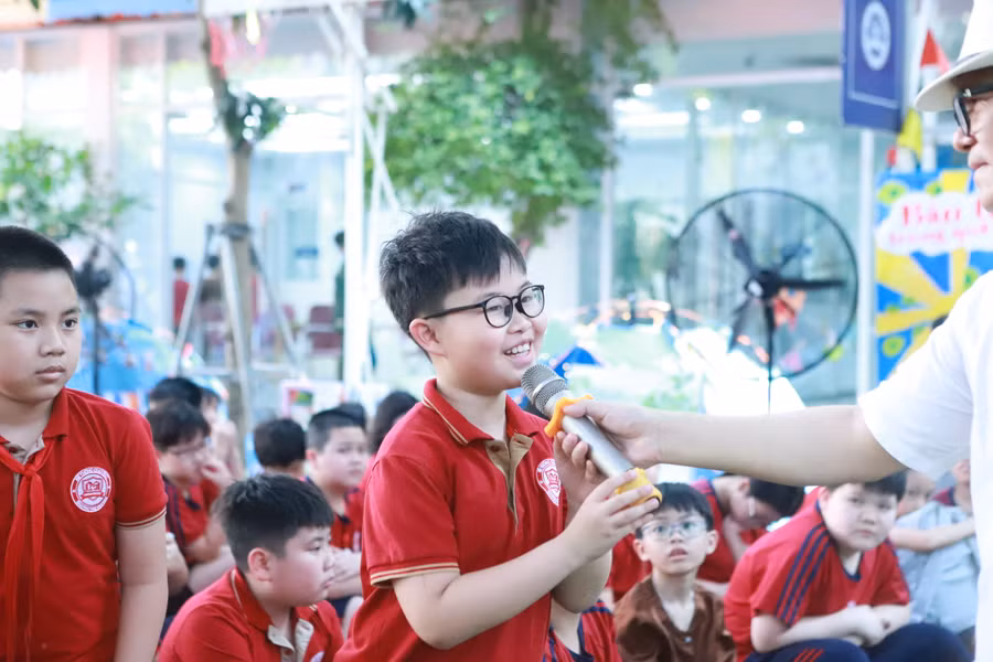 Học sinh đặt câu hỏi giao lưu với hai diễn giả tại chương trình.