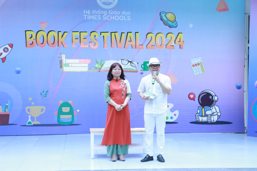 Học sinh đặt câu hỏi giao lưu với hai diễn giả tại chương trình. Học sinh đặt câu hỏi giao lưu với hai diễn giả tại chương trình.