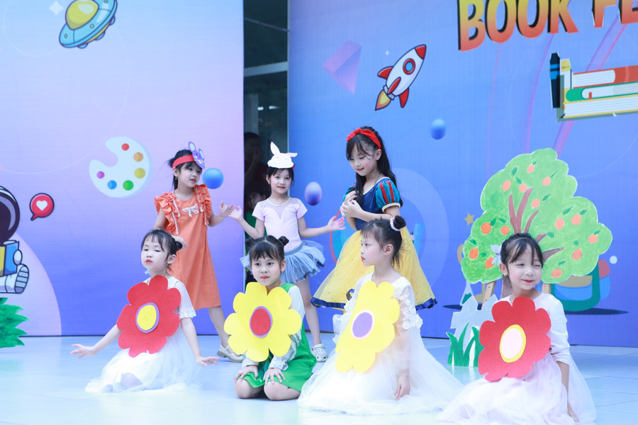 Phần thi của đội Khối 1 về nhân vật Nàng Bạch Tuyết và bảy chú lùn. Phần thi của đội Khối 1 về nhân vật Nàng Bạch Tuyết và bảy chú lùn.