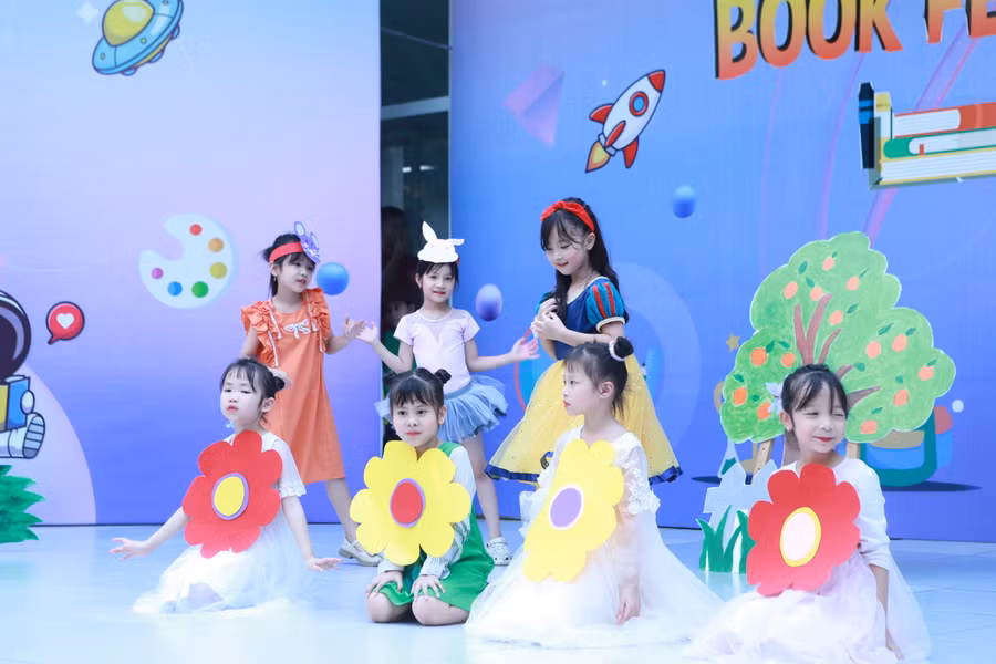 Phần thi của đội Khối 1 về nhân vật Nàng Bạch Tuyết và bảy chú lùn.