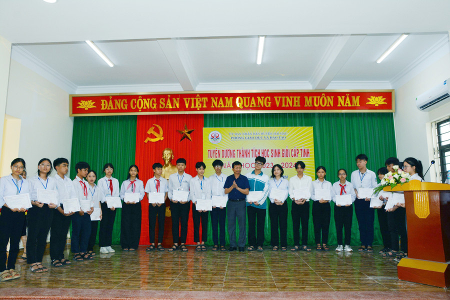 Lãnh đạo Phòng GD&ĐT huyện Hải Hậu tặng quà, động viên các em học sinh xuất sắc. Lãnh đạo Phòng GD&ĐT huyện Hải Hậu tặng quà, động viên các em học sinh xuất sắc.