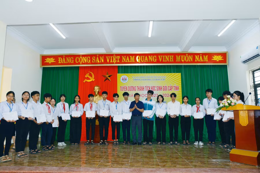 Lãnh đạo Phòng GD&amp;ĐT huyện Hải Hậu tặng quà, động viên các em học sinh xuất sắc.