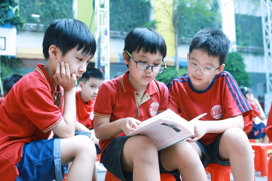Học sinh cùng đọc sách ngay tại sân trường.