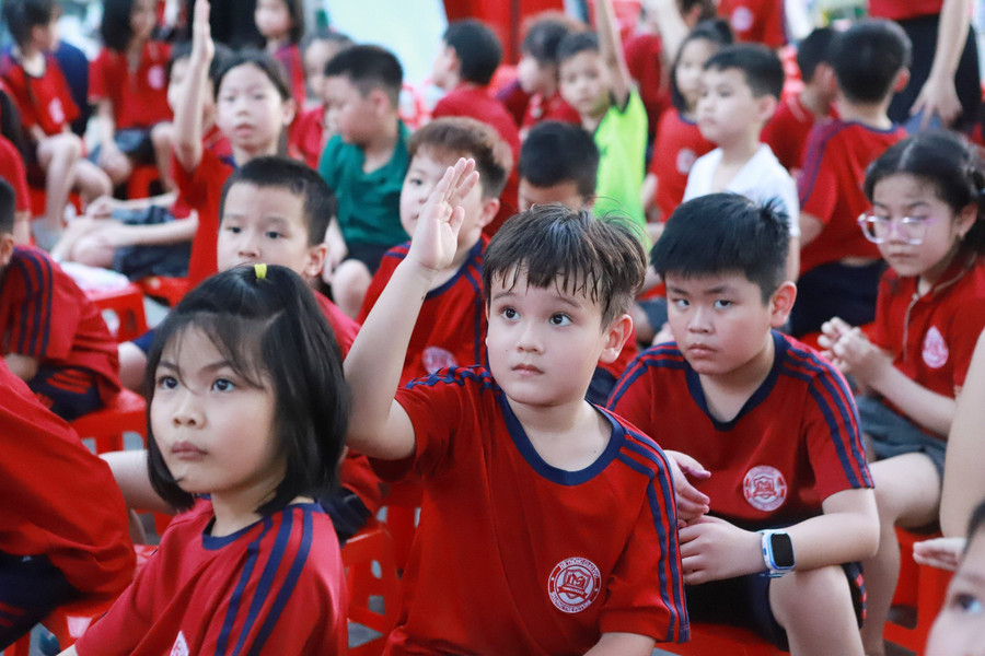 Học sinh đặt câu hỏi giao lưu với hai diễn giả tại chương trình. Học sinh đặt câu hỏi giao lưu với hai diễn giả tại chương trình.