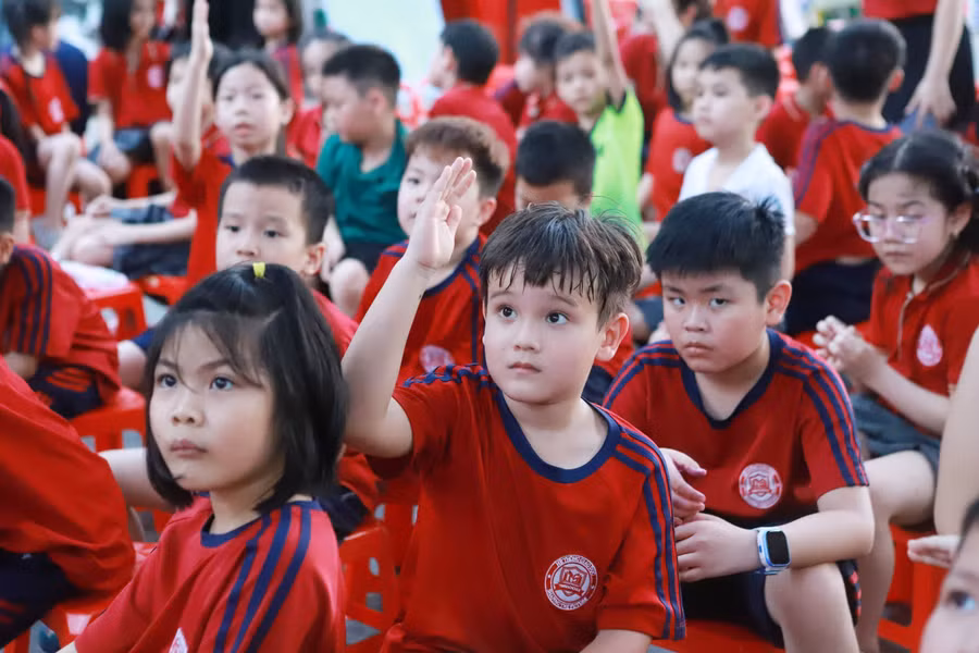 Học sinh đặt câu hỏi giao lưu với hai diễn giả tại chương trình.