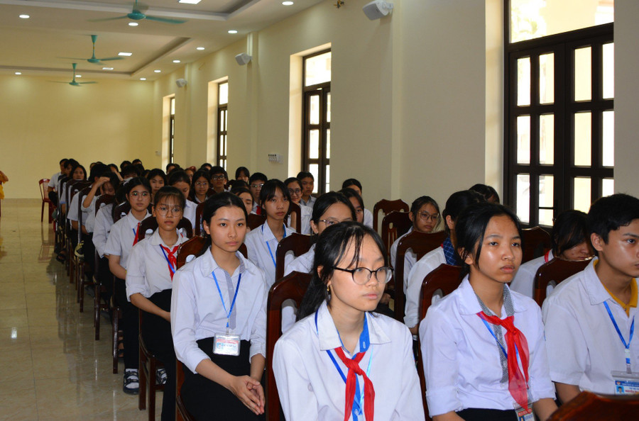 Các em học sinh đạt thành tích cao ở các kỳ thi HSG tham dự buổi lễ tuyên dương. Các em học sinh đạt thành tích cao ở các kỳ thi HSG tham dự buổi lễ tuyên dương.