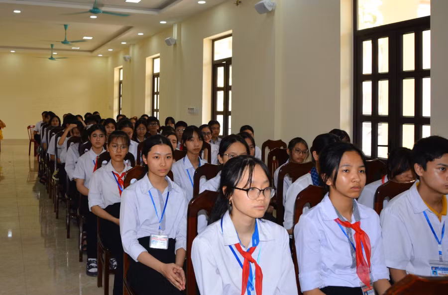 Các em học sinh đạt thành tích cao ở các kỳ thi HSG tham dự buổi lễ tuyên dương.